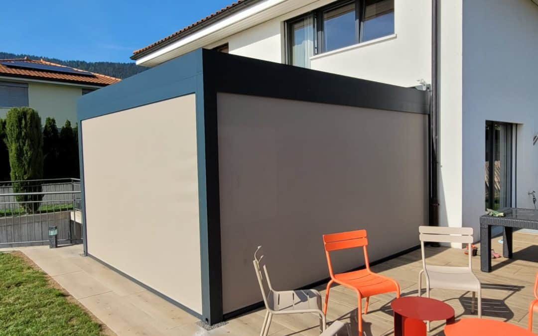 Pose d’une pergola bioclimatique avec stores motorisés